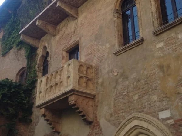 Round trip from Venice to Verona with private transportation and guide in Verona