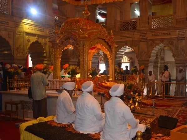 Uncover the Treasures of Old Delhi with Rickshaw Ride and skillful storytelling
