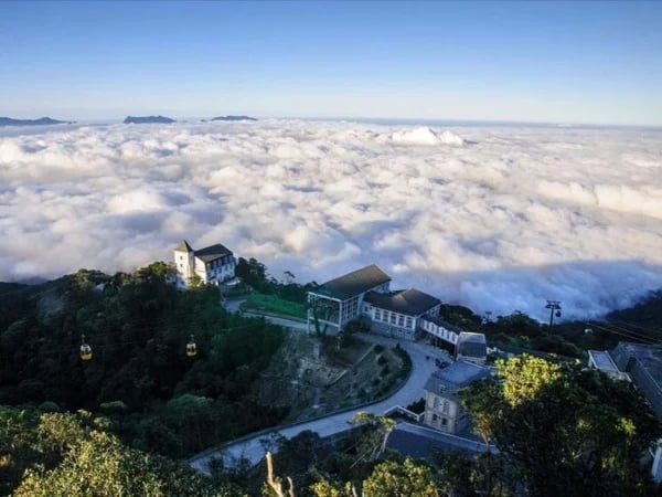 The road to Paradise, Ba Na Hills - Golden hands bridge