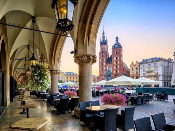 Discover the highlights of Krakow on an Old Town and castle walking tour with a local guide.