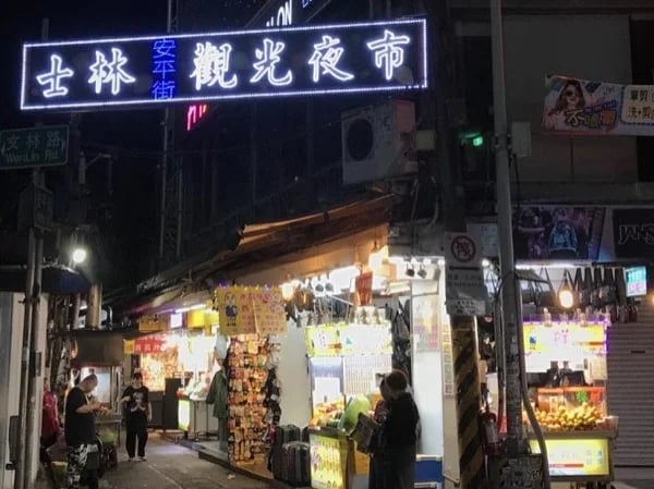 Most popular-Shilin night market food tour in a glimpse