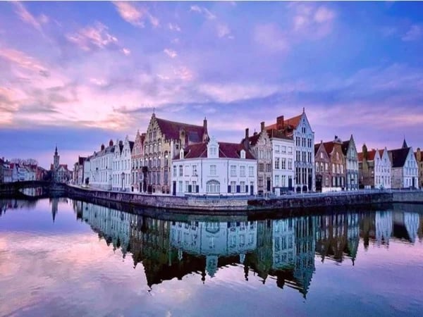 Bruges: most complete walking tour with chocolate tasting