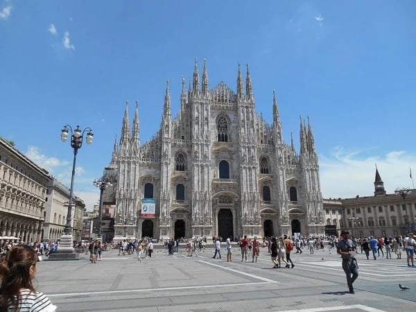 Taking a stroll in Downtown Milan: Private Walking Tour