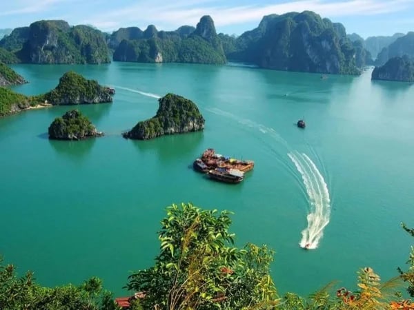 Shore Excursion: 6-hour Ha Long Bay Discovery by Private Cruise