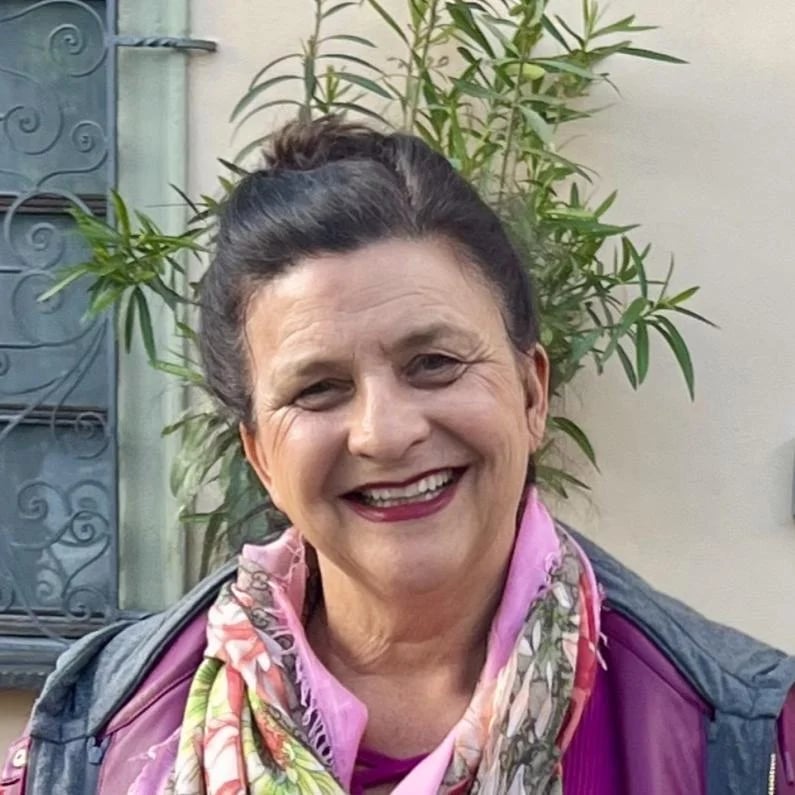 Evelyne K.